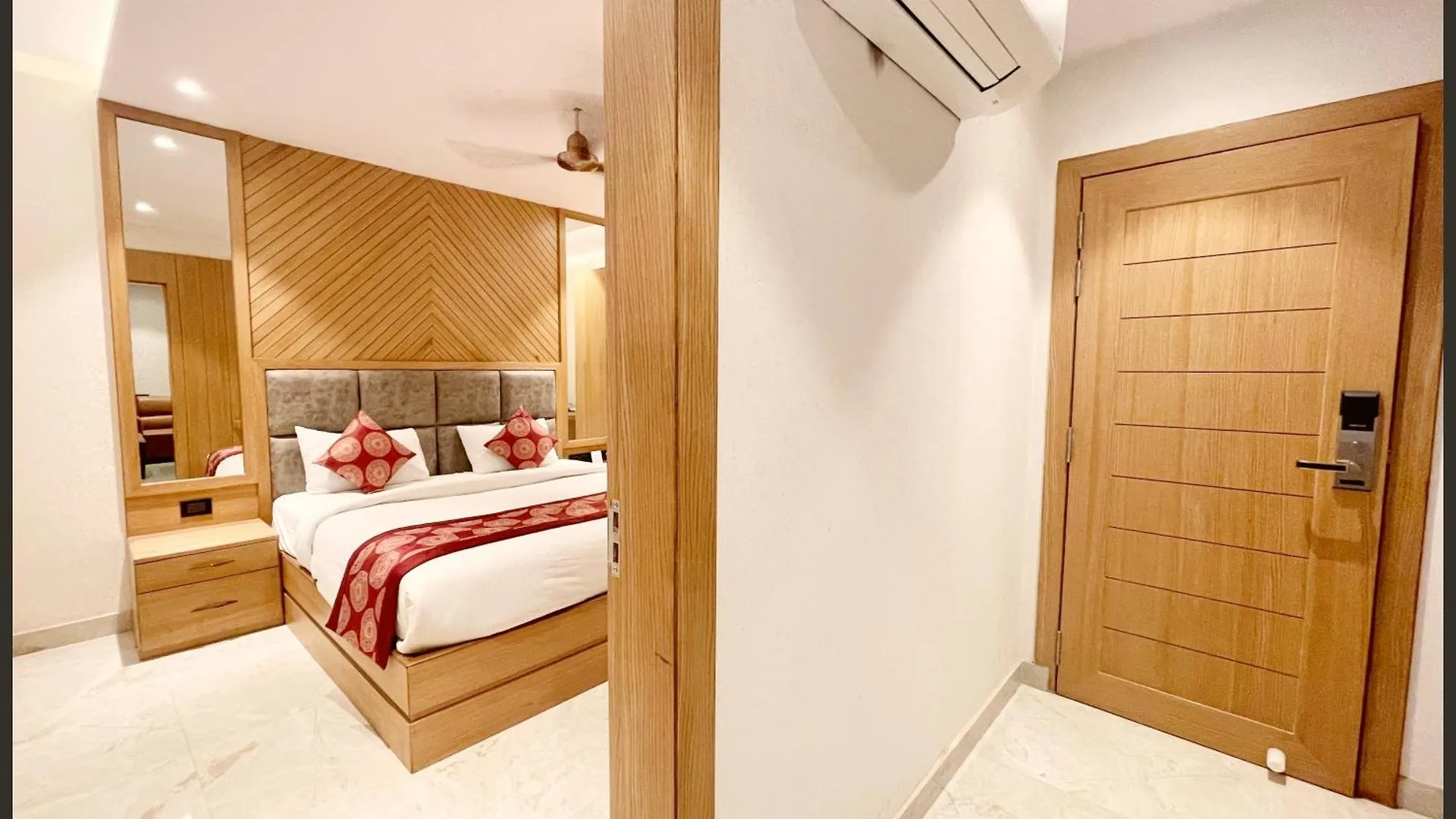Hotel Luxuary Sark Residency Near Kashi Vishwanath Temple - Air Conditioned Hotel At Prime Location -Best Hotel Varanasi Hindistan