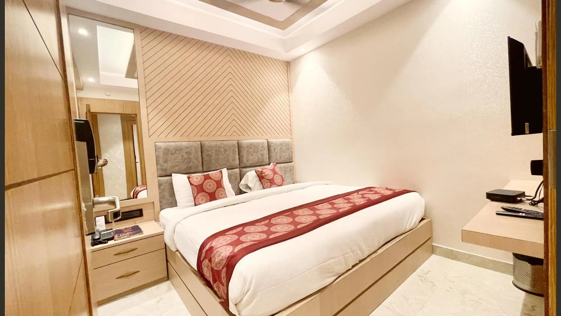 Hotel Luxuary Sark Residency Near Kashi Vishwanath Temple - Air Conditioned Hotel At Prime Location -Best Hotel Varanasi 4*,
