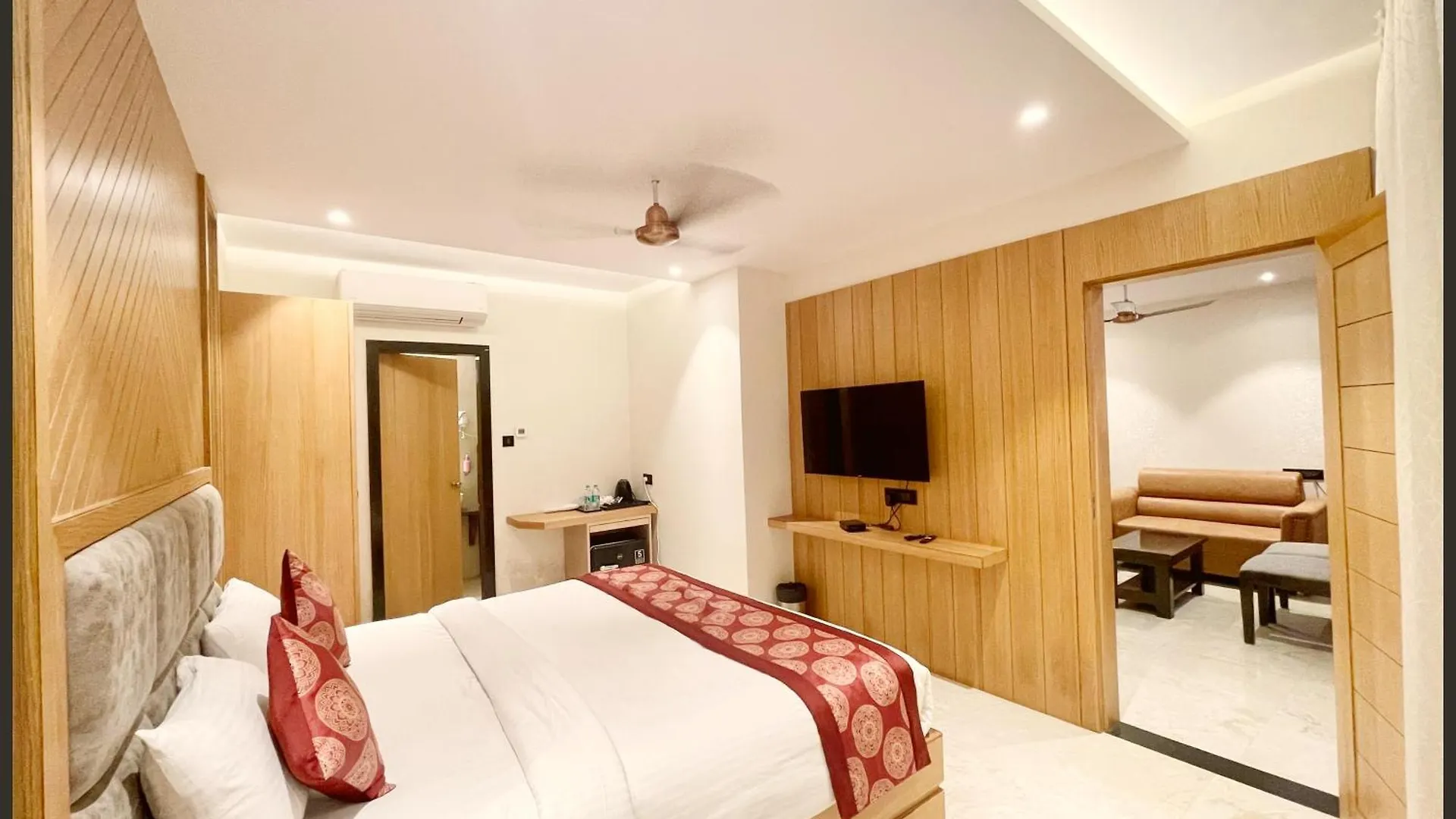 Hotel Luxuary Sark Residency Near Kashi Vishwanath Temple - Air Conditioned Hotel At Prime Location -Best Hotel Varanasi 4*,  Hindistan