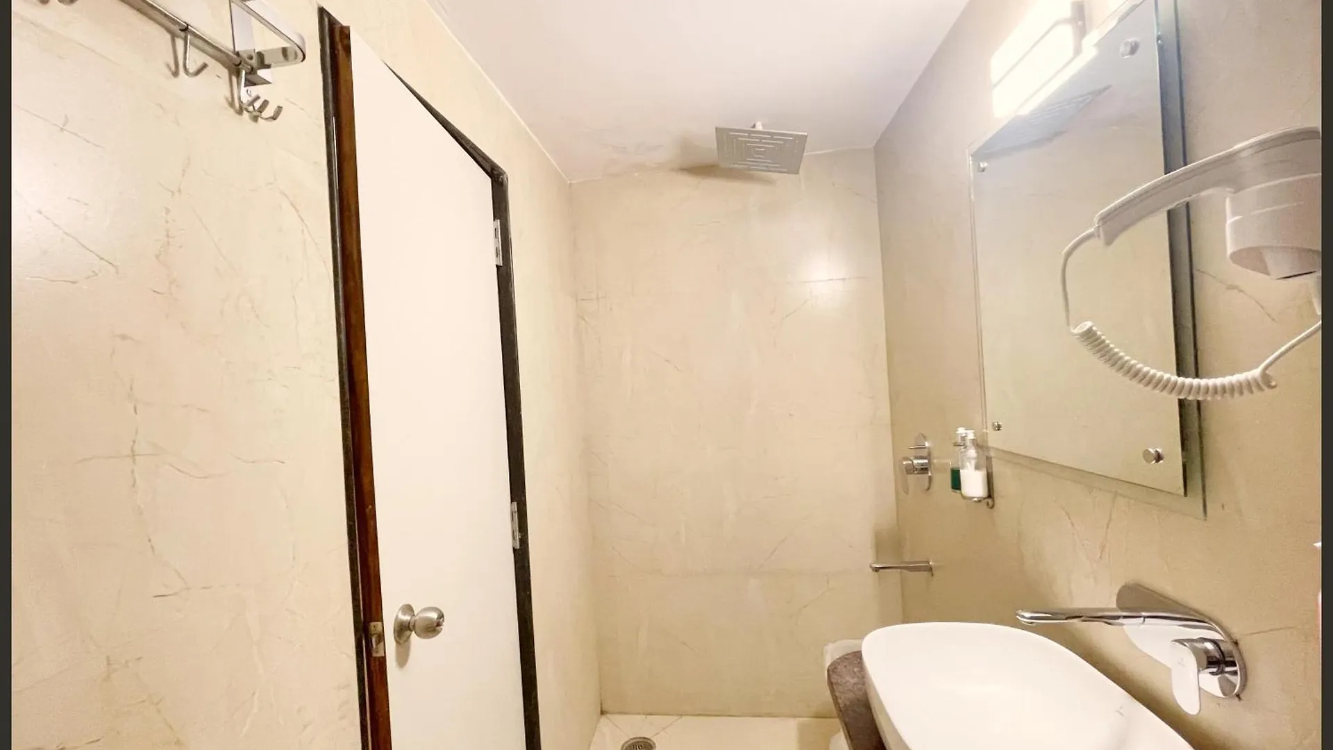 ****  Hotel Luxuary Sark Residency Near Kashi Vishwanath Temple - Air Conditioned Hotel At Prime Location -Best Hotel Varanasi Hindistan