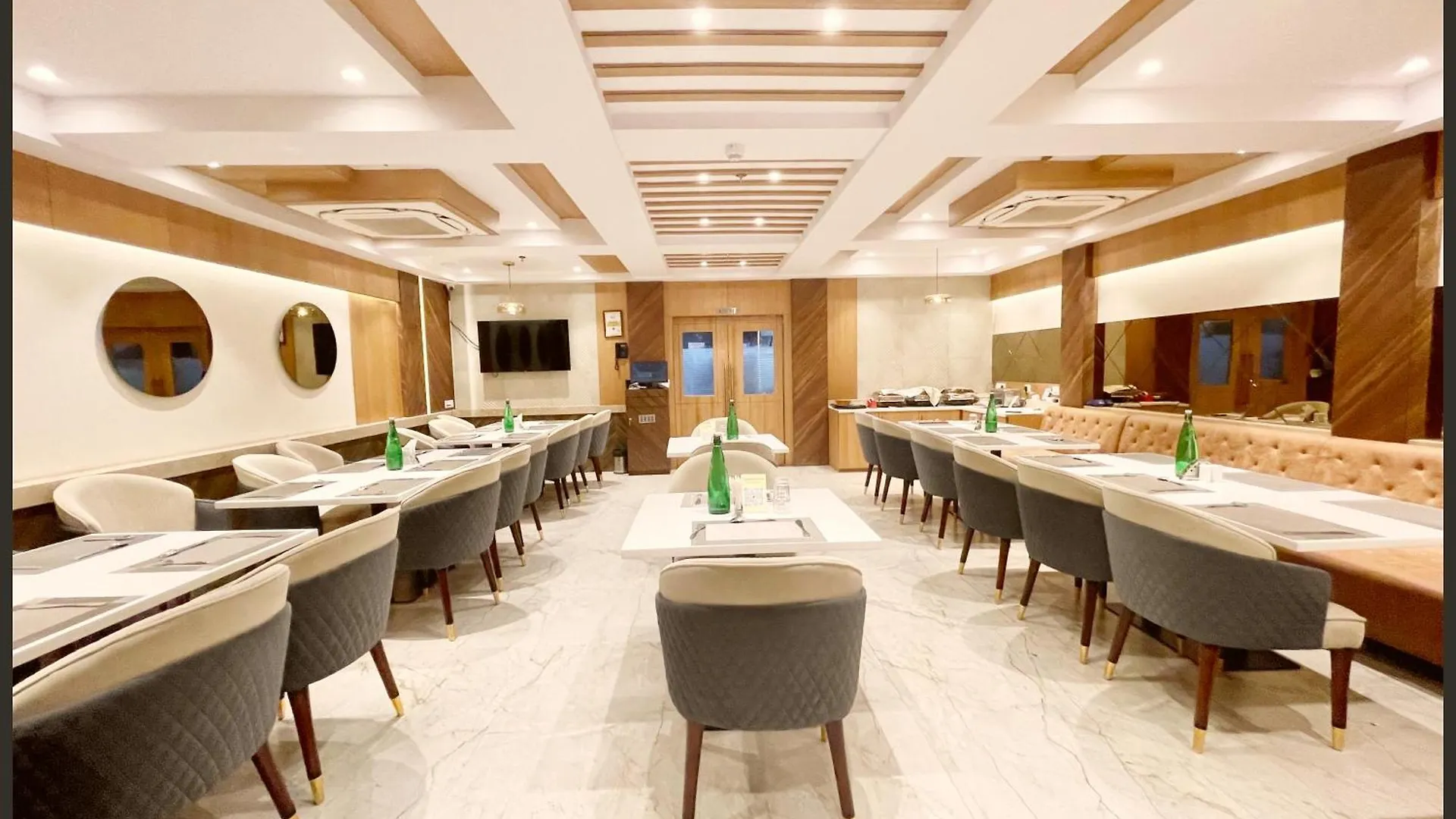 Hotel Luxuary Sark Residency Near Kashi Vishwanath Temple - Air Conditioned Hotel At Prime Location -Best Hotel Varanasi