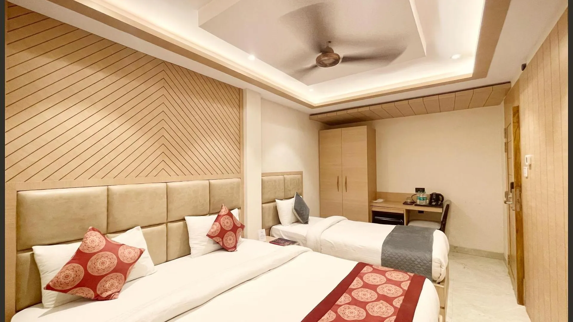 Hotel Luxuary Sark Residency Near Kashi Vishwanath Temple - Air Conditioned Hotel At Prime Location -Best Hotel Varanasi