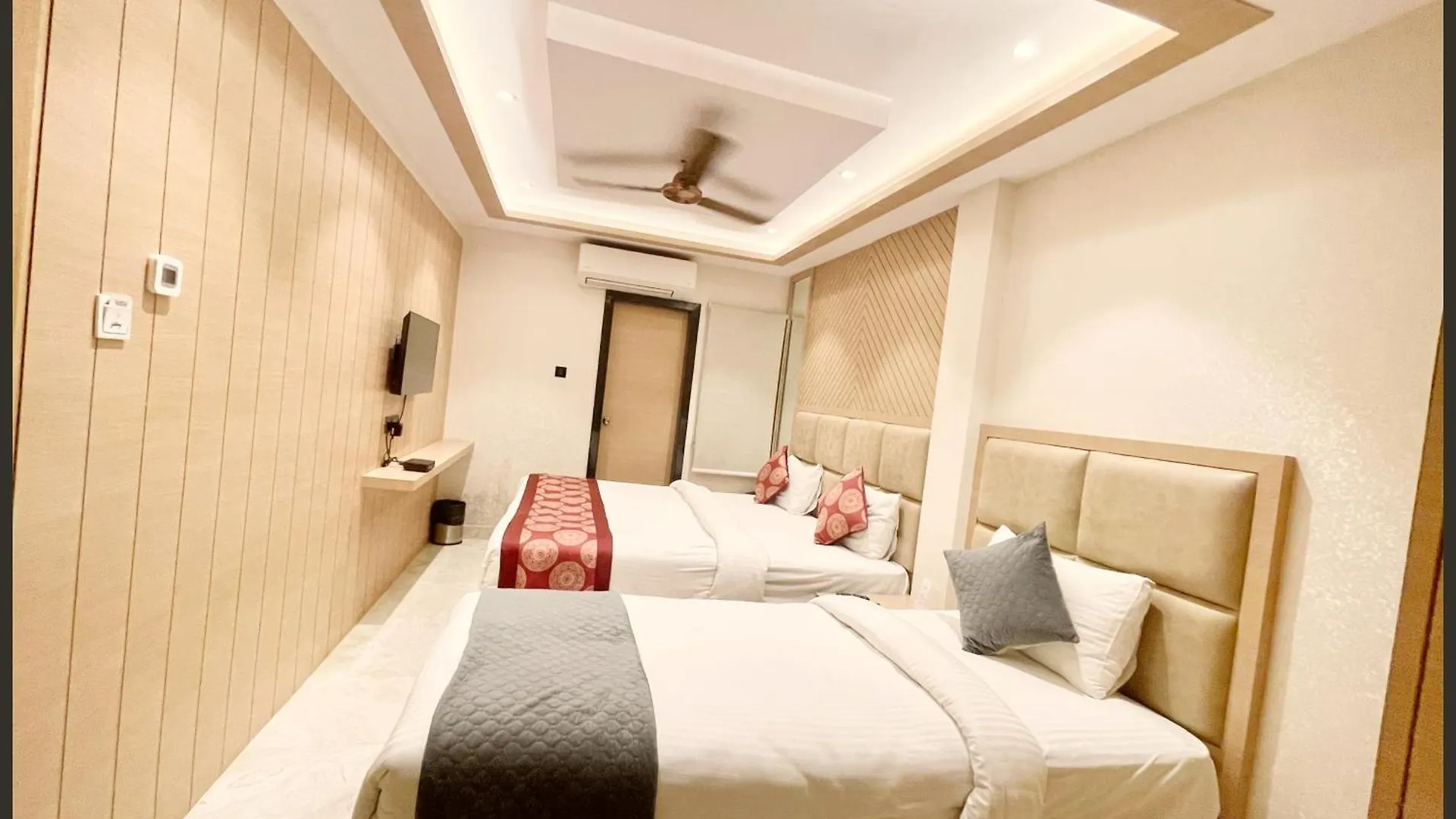 ****  Hotel Luxuary Sark Residency Near Kashi Vishwanath Temple - Air Conditioned Hotel At Prime Location -Best Hotel Varanasi Hindistan