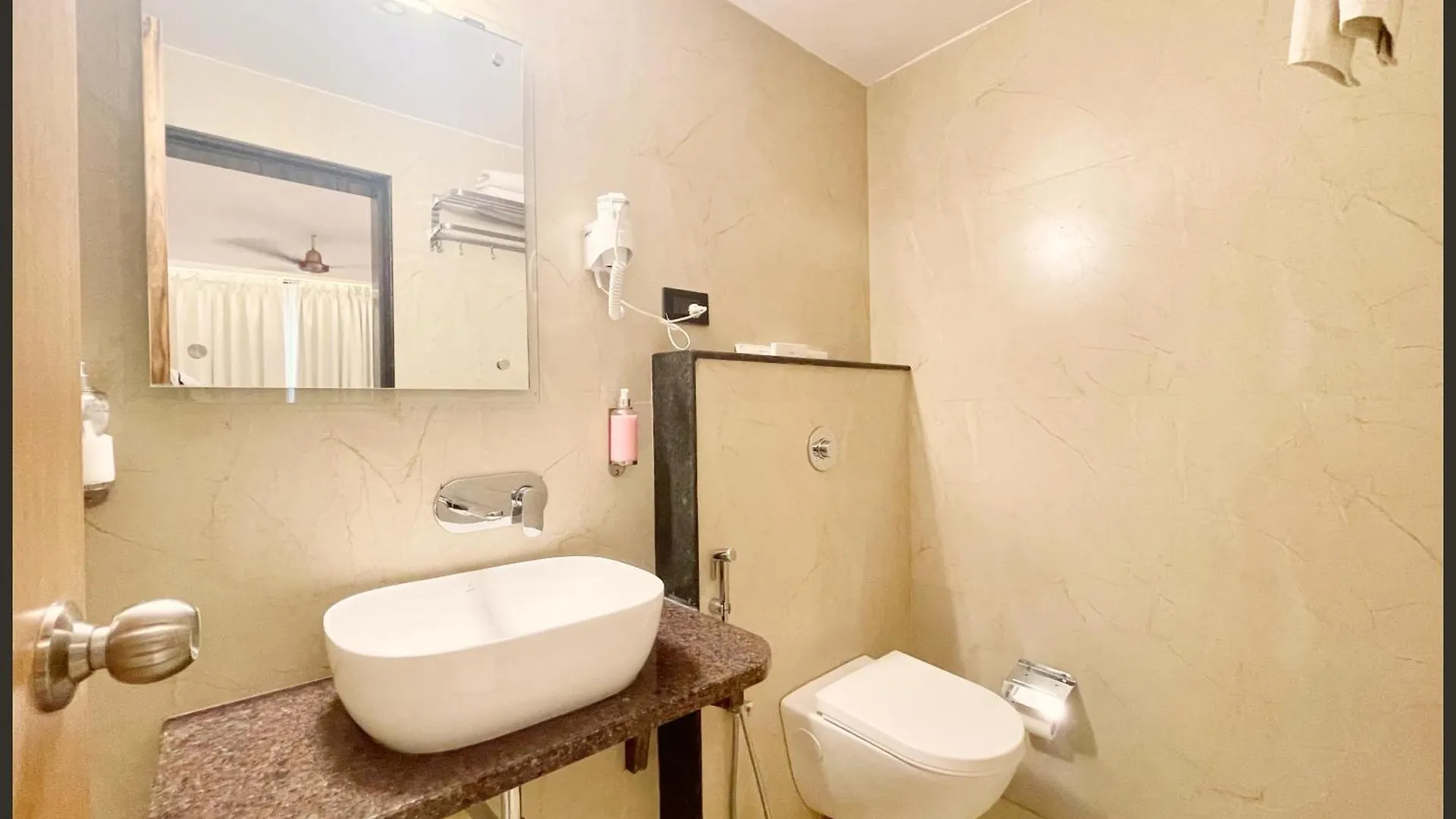 Hotel Luxuary Sark Residency Near Kashi Vishwanath Temple - Air Conditioned Hotel At Prime Location -Best Hotel Varanasi 4*,  Hindistan