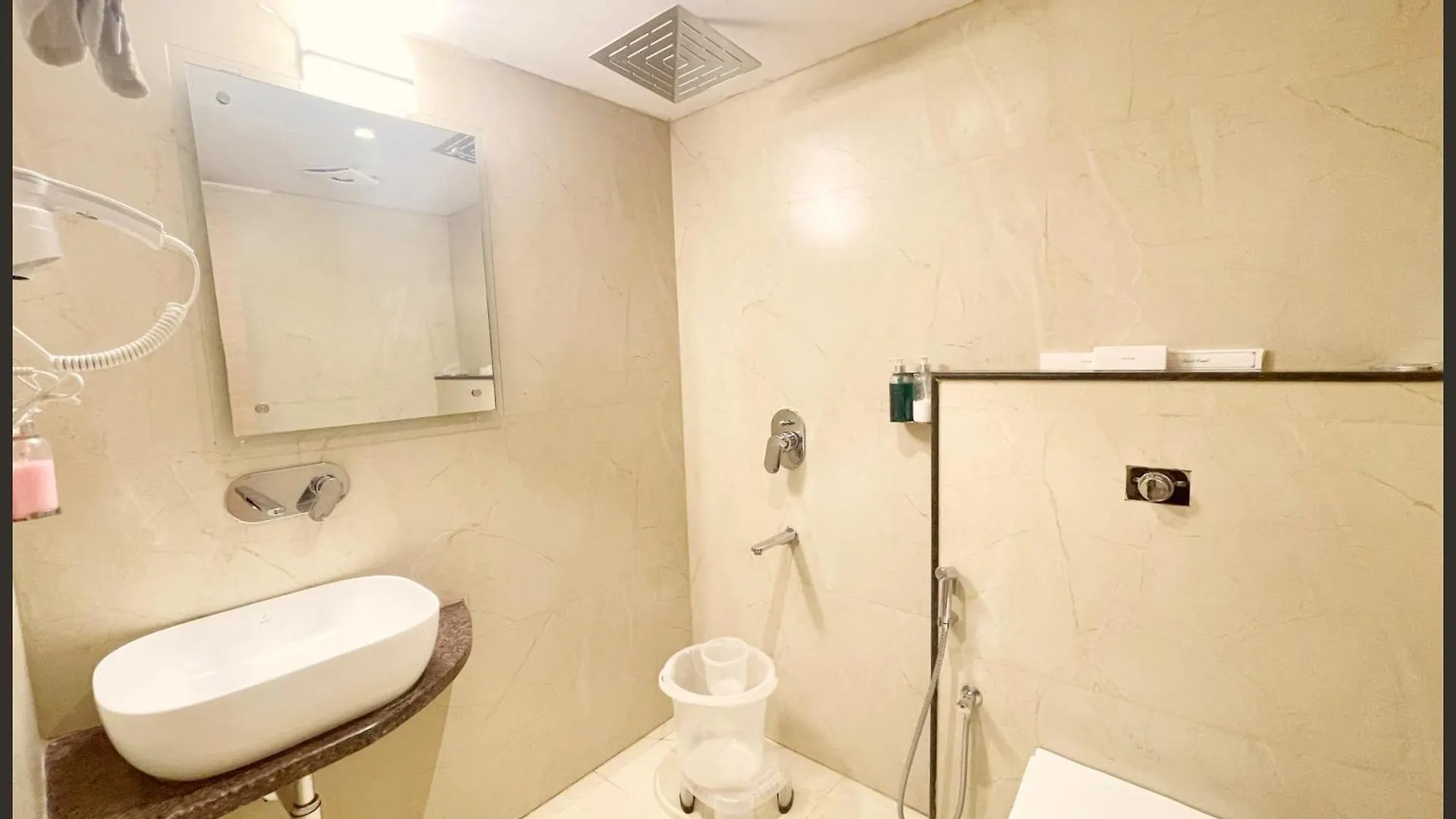 Hotel Luxuary Sark Residency Near Kashi Vishwanath Temple - Air Conditioned Hotel At Prime Location -Best Hotel Varanasi