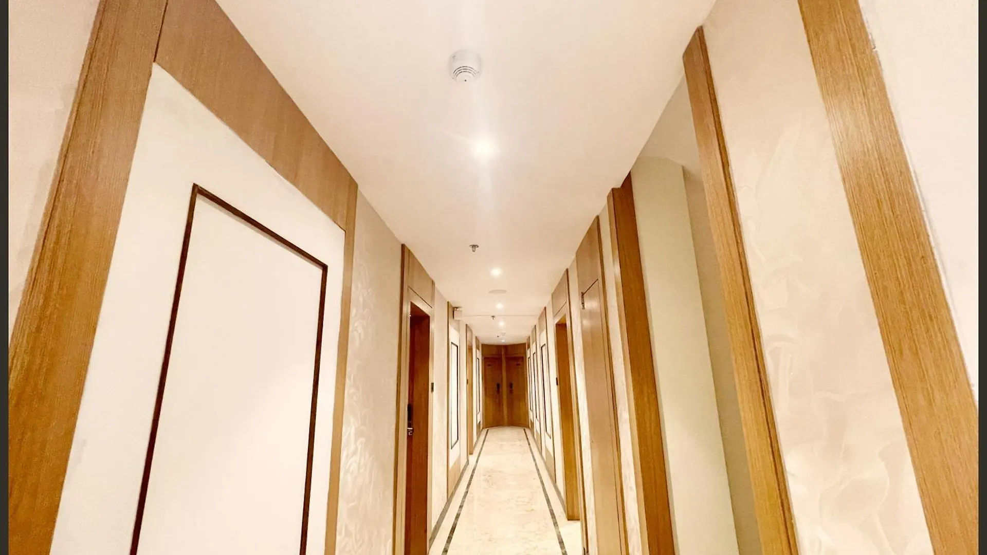 Hotel Luxuary Sark Residency Near Kashi Vishwanath Temple - Air Conditioned Hotel At Prime Location -Best Hotel Varanasi